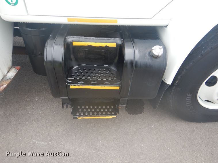 image for item FT9471 2002 International 4900 digger derrick truck