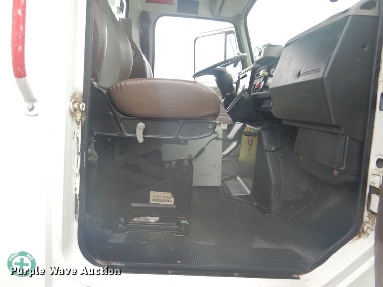 image for item FT9471 2002 International 4900 digger derrick truck