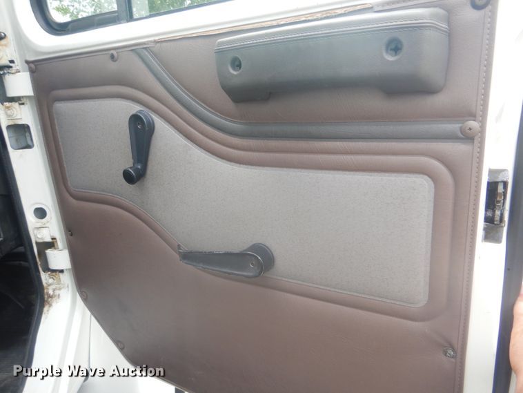 image for item FT9471 2002 International 4900 digger derrick truck