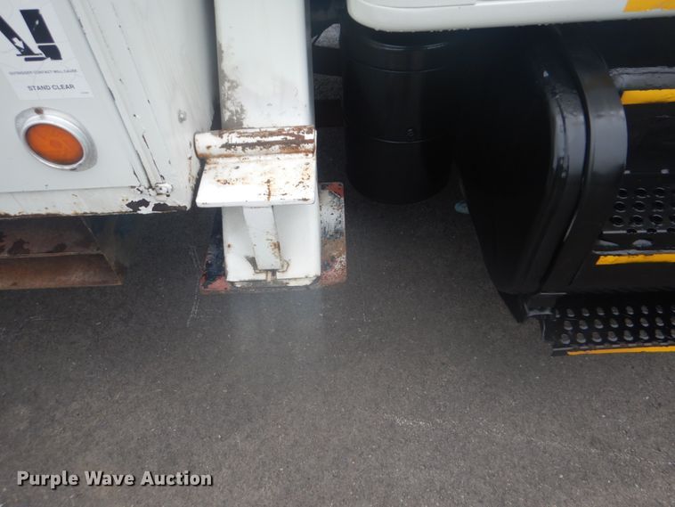 image for item FT9471 2002 International 4900 digger derrick truck