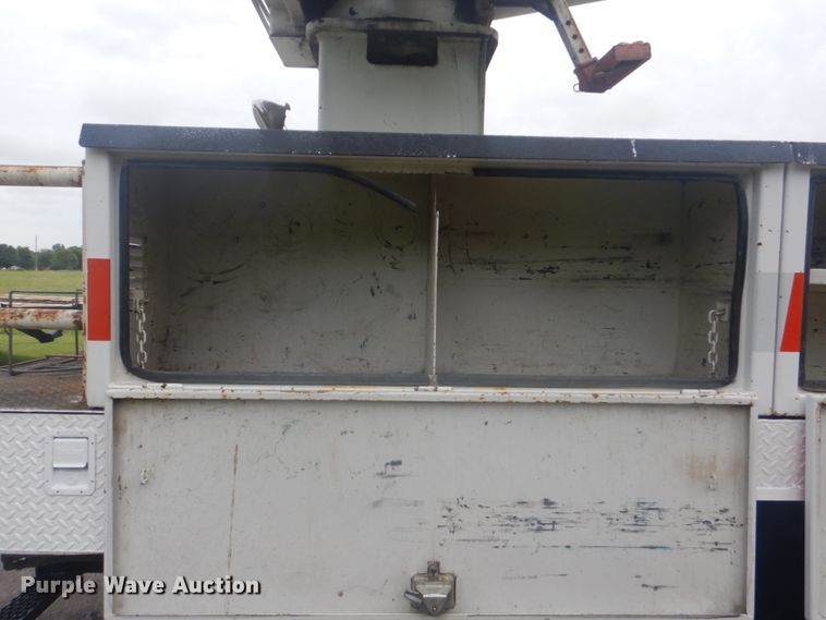 image for item FT9471 2002 International 4900 digger derrick truck