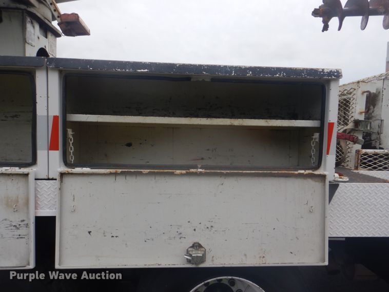 image for item FT9471 2002 International 4900 digger derrick truck