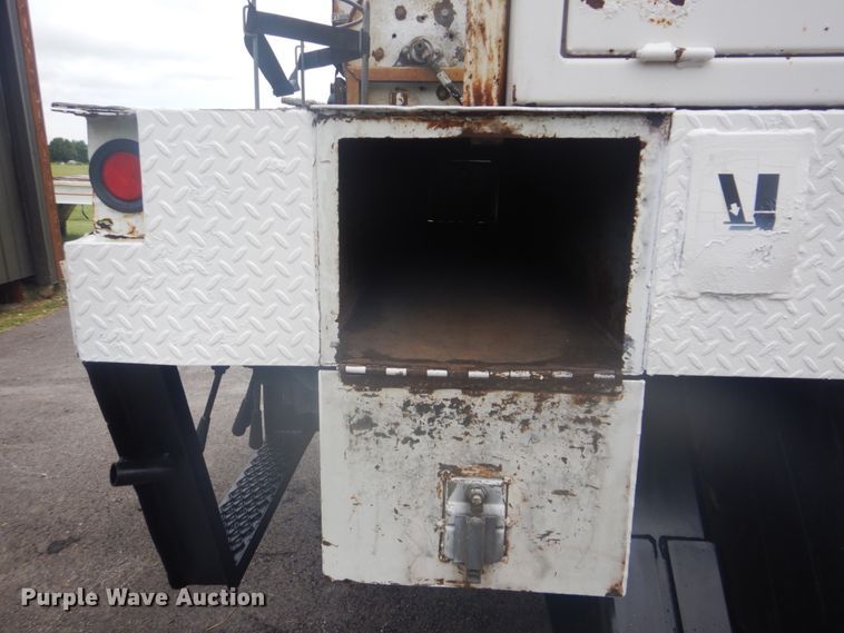 image for item FT9471 2002 International 4900 digger derrick truck