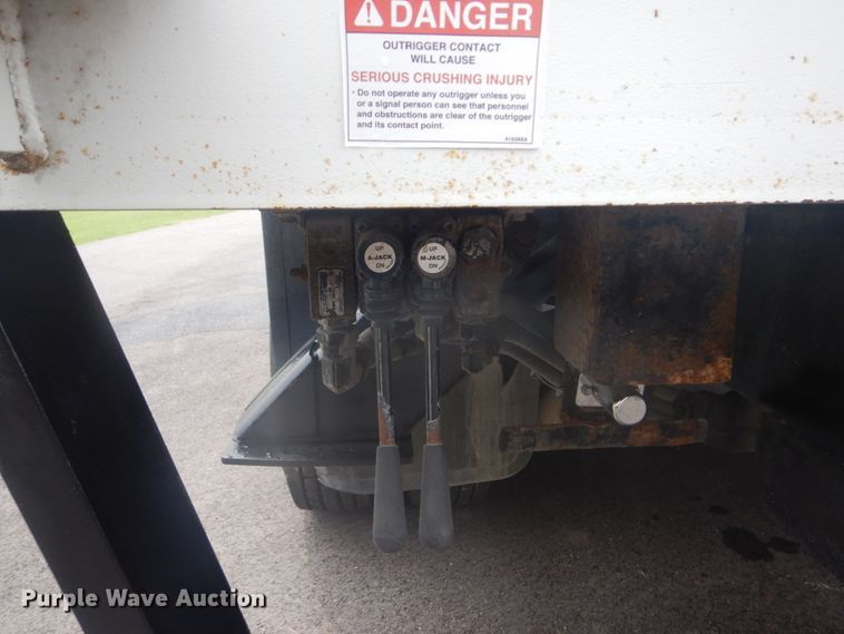 image for item FT9471 2002 International 4900 digger derrick truck