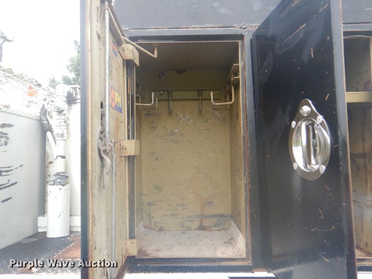 image for item FT9471 2002 International 4900 digger derrick truck