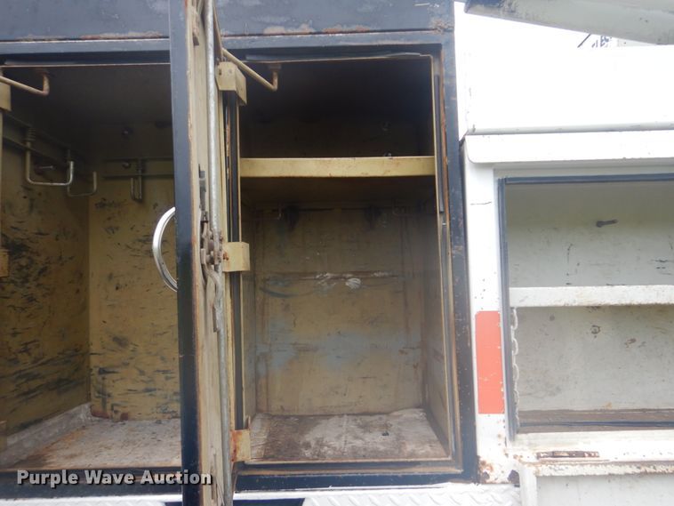 image for item FT9471 2002 International 4900 digger derrick truck