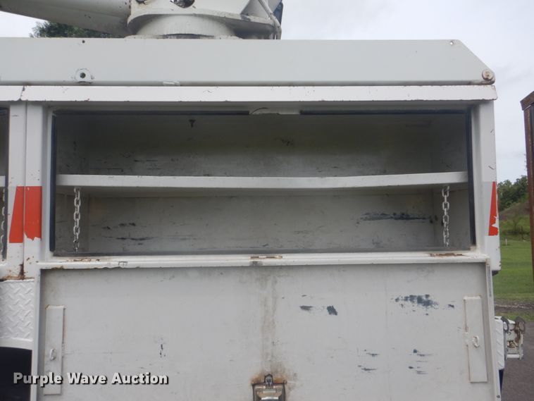 image for item FT9471 2002 International 4900 digger derrick truck