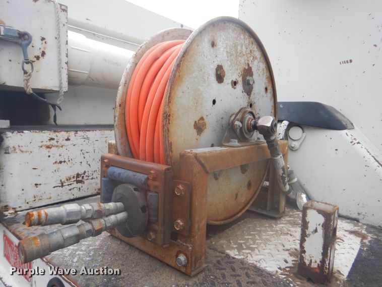 image for item FT9471 2002 International 4900 digger derrick truck