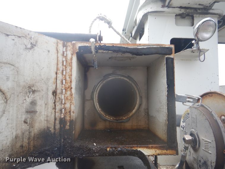 image for item FT9471 2002 International 4900 digger derrick truck