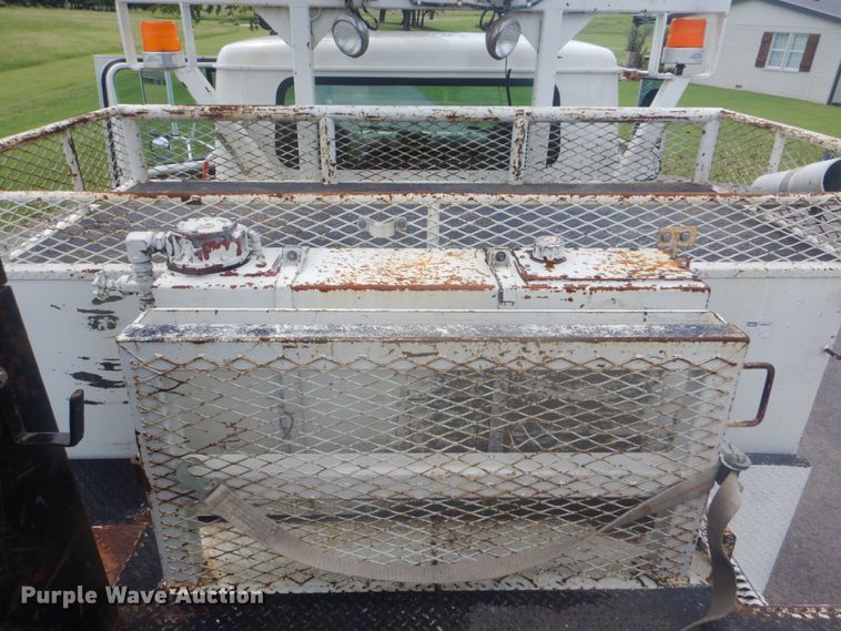 image for item FT9471 2002 International 4900 digger derrick truck