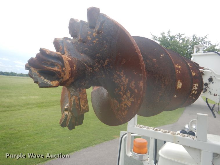 image for item FT9471 2002 International 4900 digger derrick truck