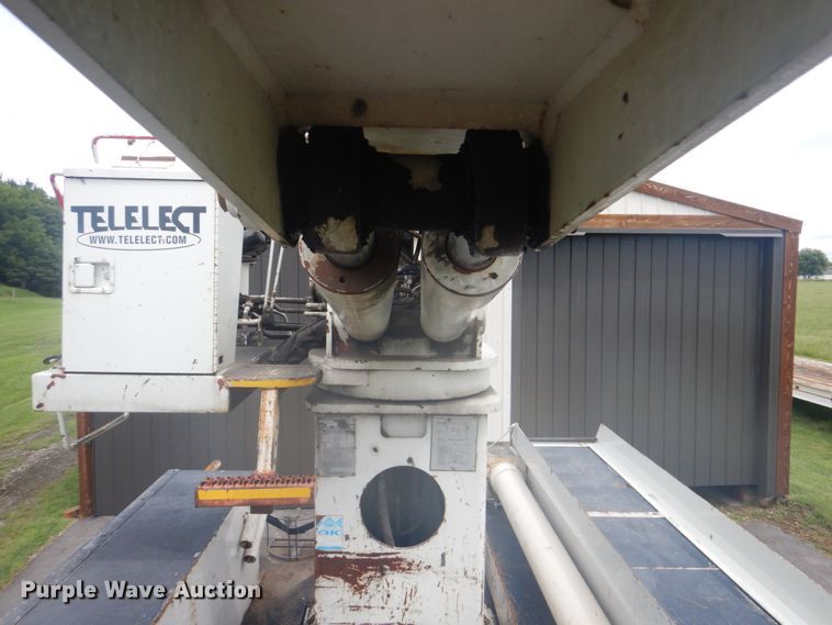 image for item FT9471 2002 International 4900 digger derrick truck