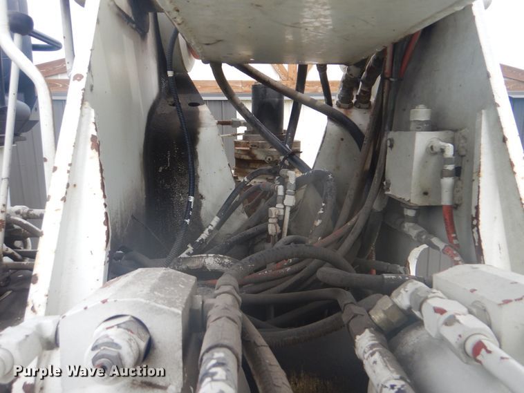 image for item FT9471 2002 International 4900 digger derrick truck