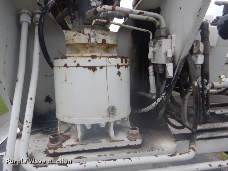 image for item FT9471 2002 International 4900 digger derrick truck