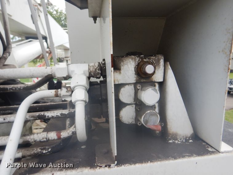 image for item FT9471 2002 International 4900 digger derrick truck