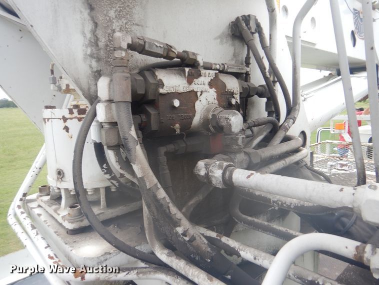 image for item FT9471 2002 International 4900 digger derrick truck