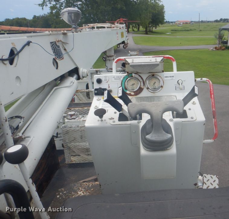 image for item FT9471 2002 International 4900 digger derrick truck