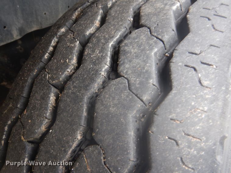 image for item FT9471 2002 International 4900 digger derrick truck