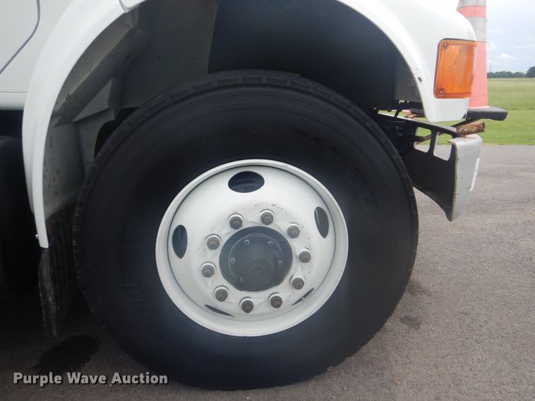 image for item FT9471 2002 International 4900 digger derrick truck