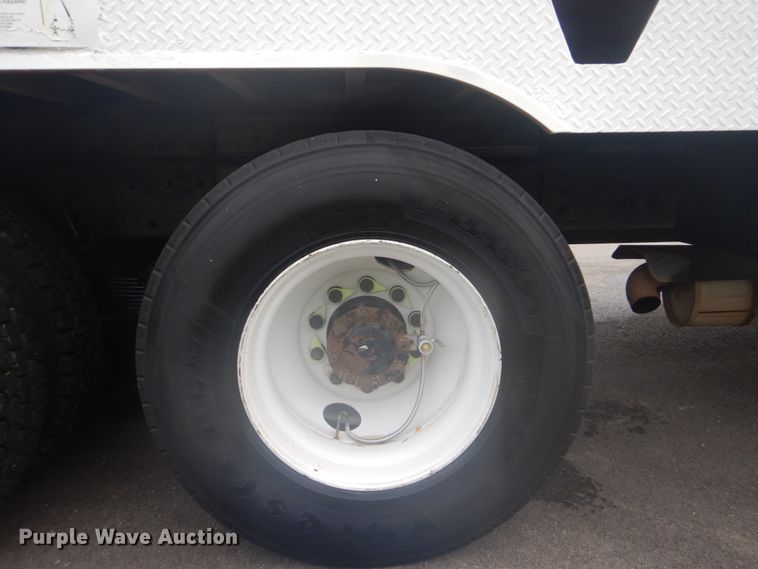 image for item FT9471 2002 International 4900 digger derrick truck