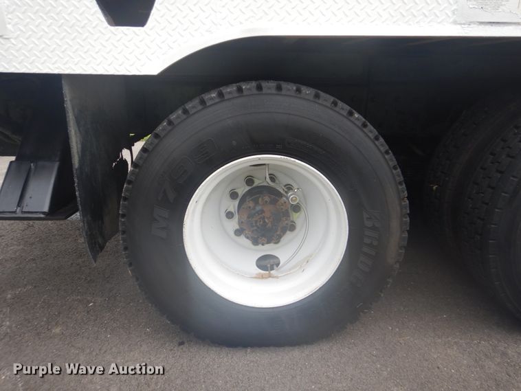 image for item FT9471 2002 International 4900 digger derrick truck