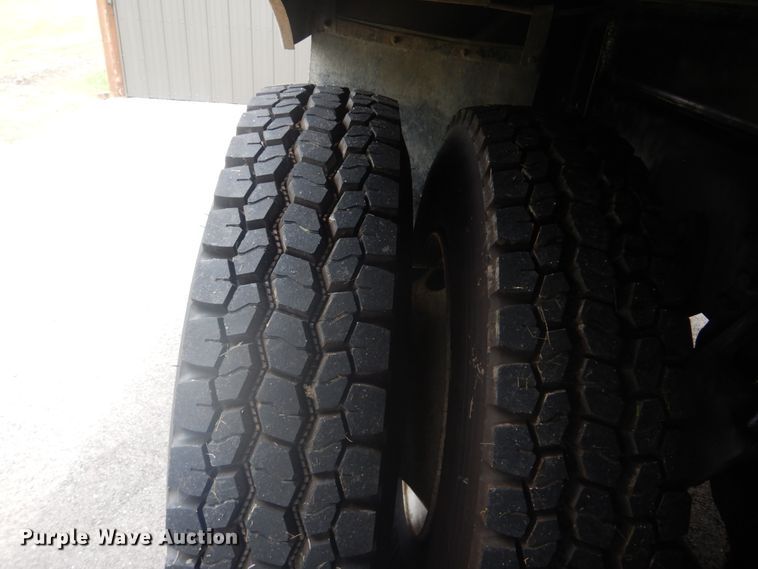 image for item FT9471 2002 International 4900 digger derrick truck