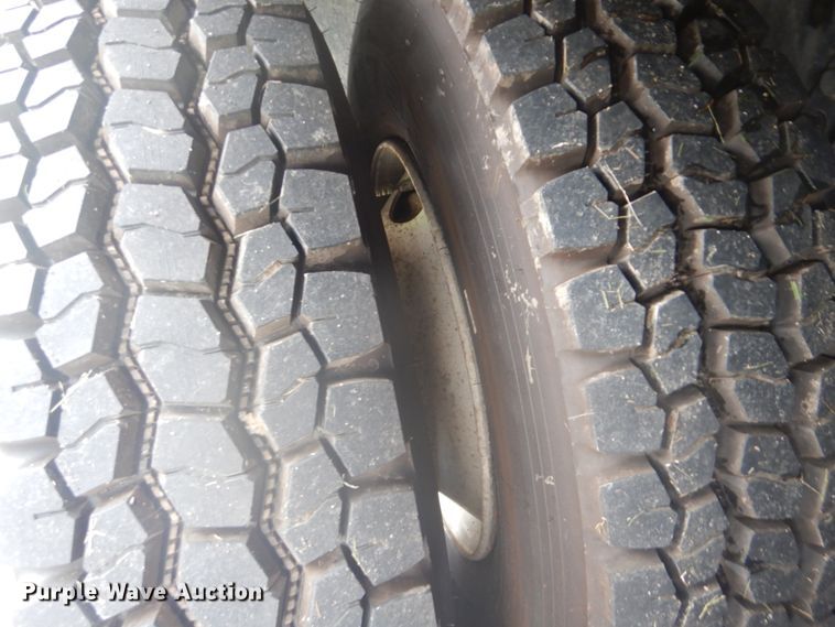 image for item FT9471 2002 International 4900 digger derrick truck