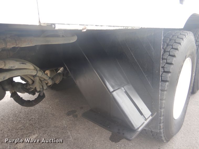 image for item FT9471 2002 International 4900 digger derrick truck