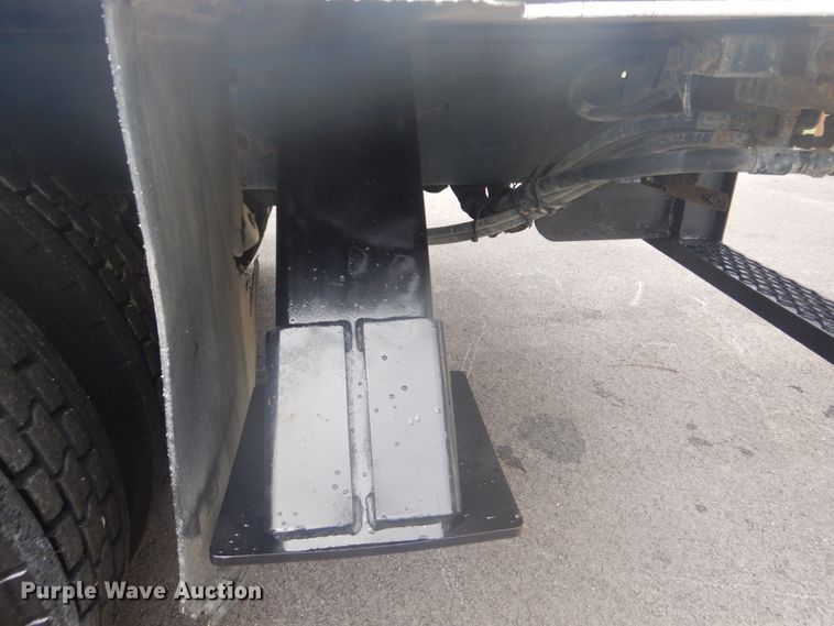 image for item FT9471 2002 International 4900 digger derrick truck