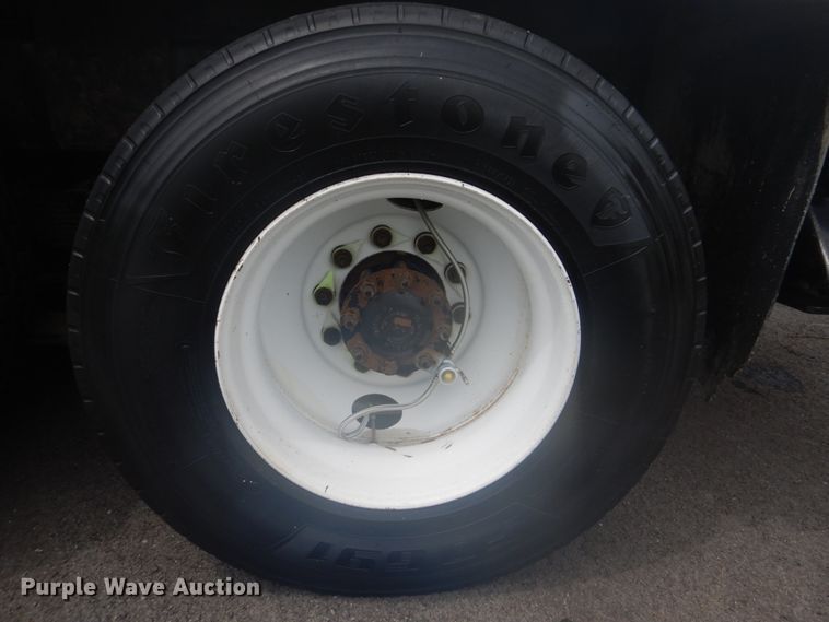 image for item FT9471 2002 International 4900 digger derrick truck