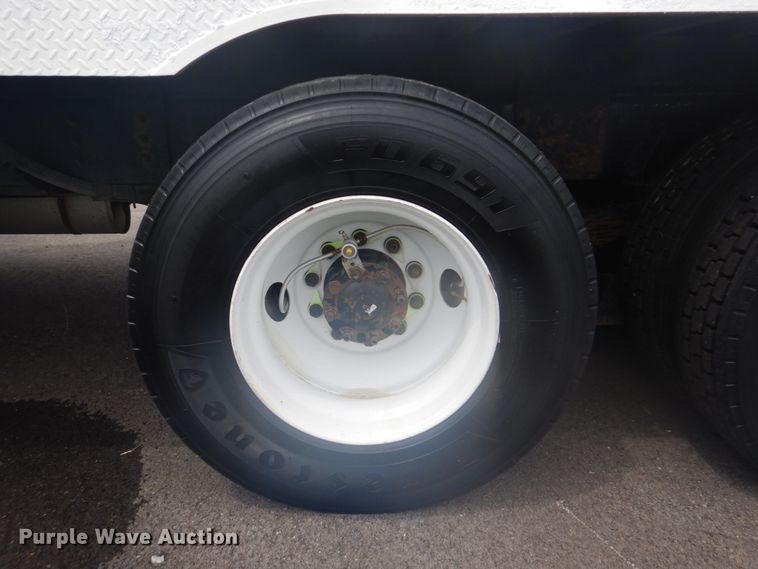 image for item FT9471 2002 International 4900 digger derrick truck