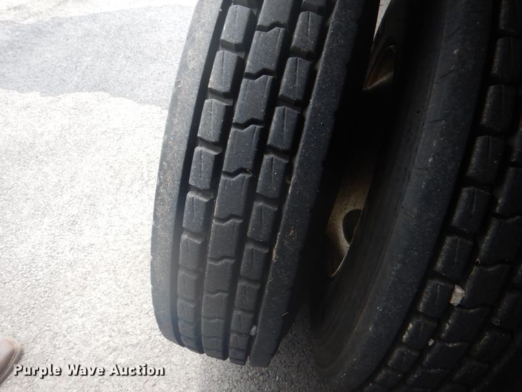 image for item FT9471 2002 International 4900 digger derrick truck