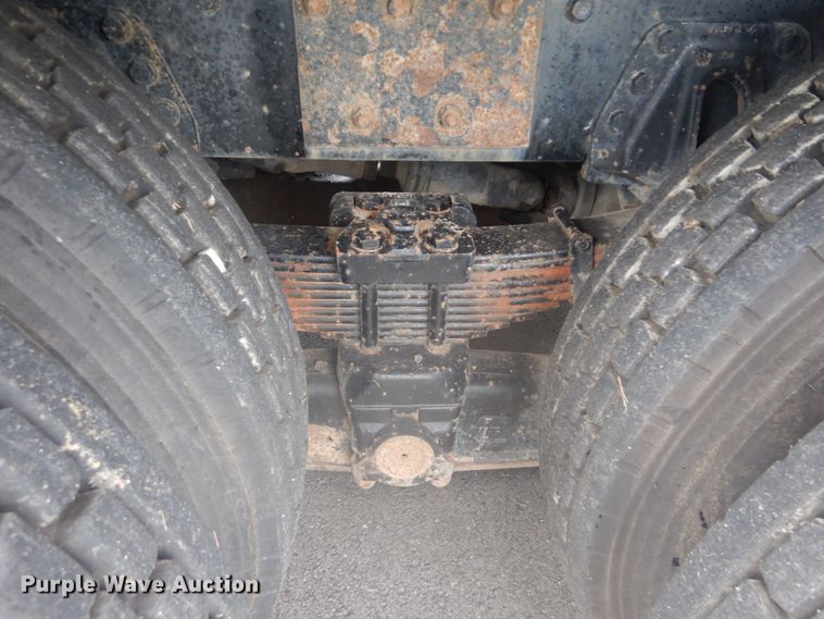 image for item FT9471 2002 International 4900 digger derrick truck