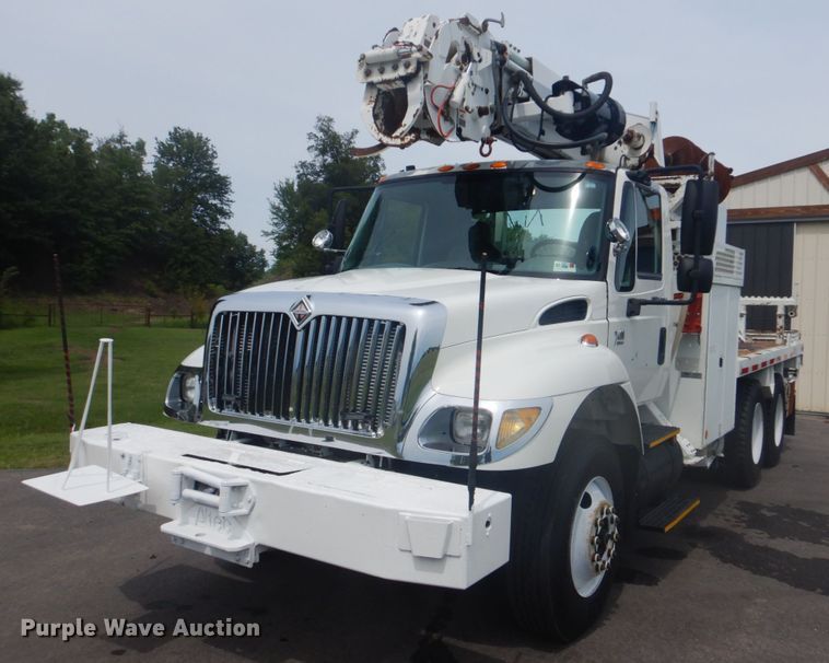 image for item FT9472 2004 International 7400 digger derrick truck