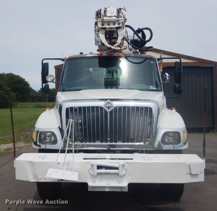 image for item FT9472 2004 International 7400 digger derrick truck