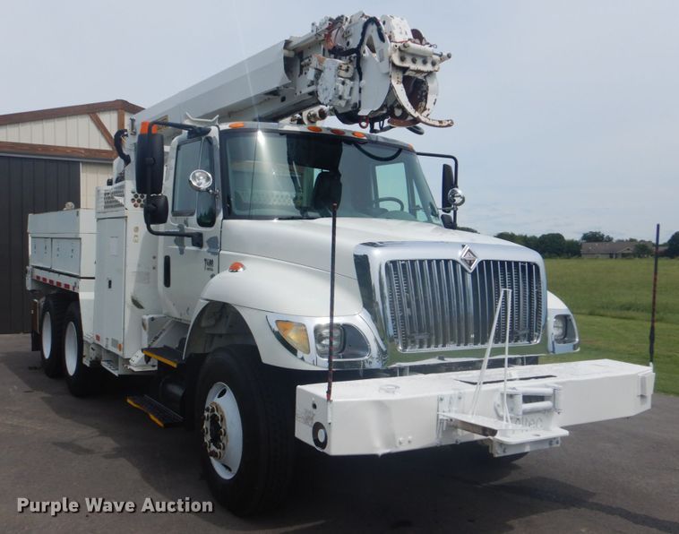 image for item FT9472 2004 International 7400 digger derrick truck