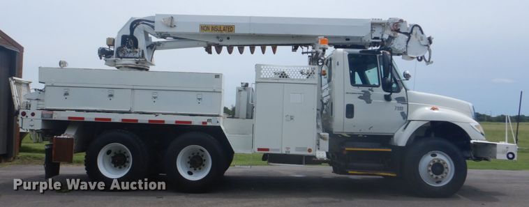 image for item FT9472 2004 International 7400 digger derrick truck