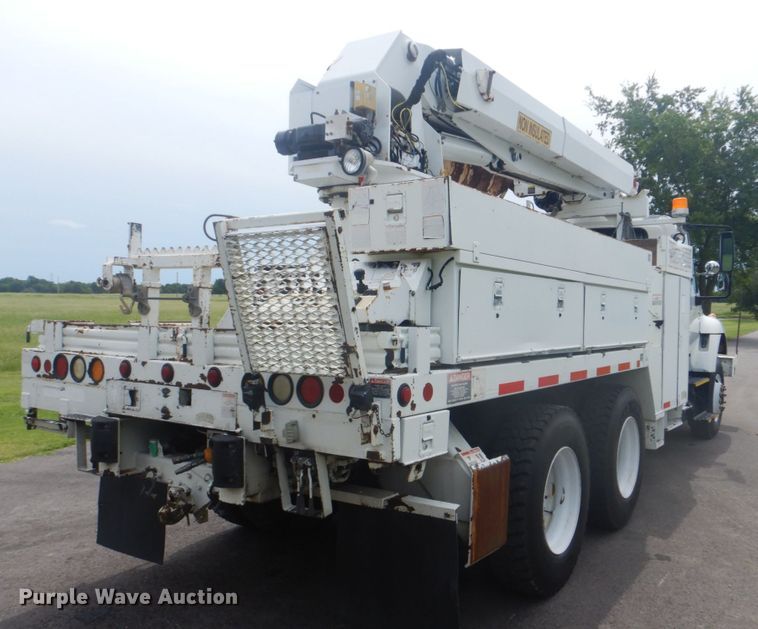 image for item FT9472 2004 International 7400 digger derrick truck