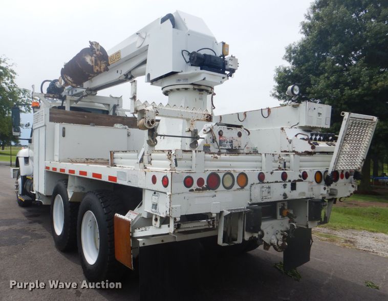 image for item FT9472 2004 International 7400 digger derrick truck