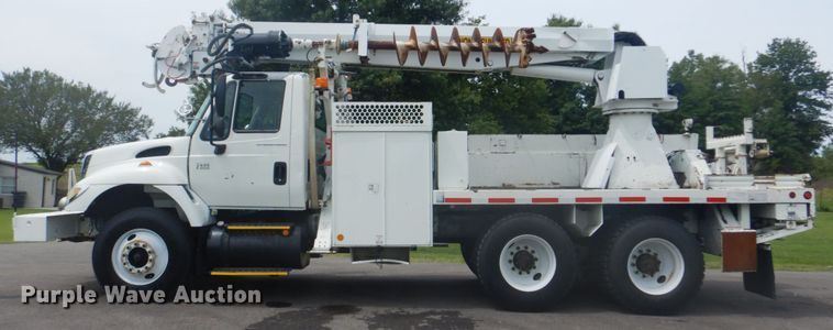image for item FT9472 2004 International 7400 digger derrick truck