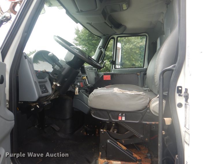 image for item FT9472 2004 International 7400 digger derrick truck