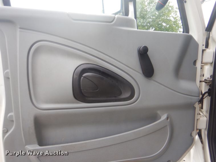 image for item FT9472 2004 International 7400 digger derrick truck