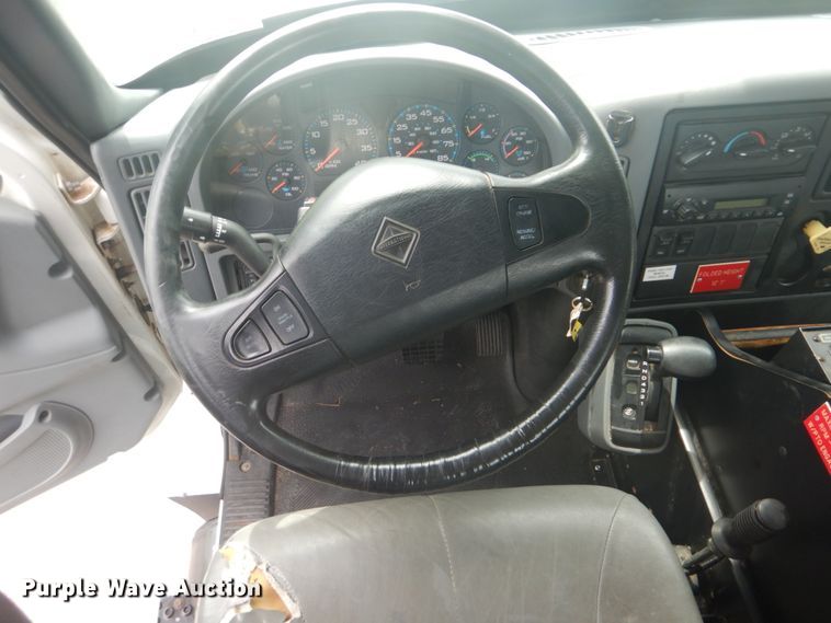 image for item FT9472 2004 International 7400 digger derrick truck