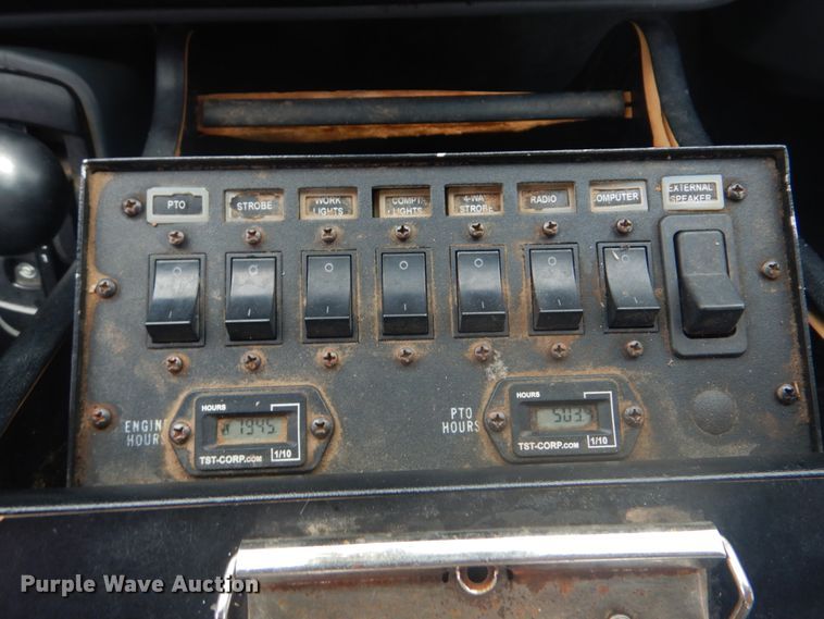 image for item FT9472 2004 International 7400 digger derrick truck