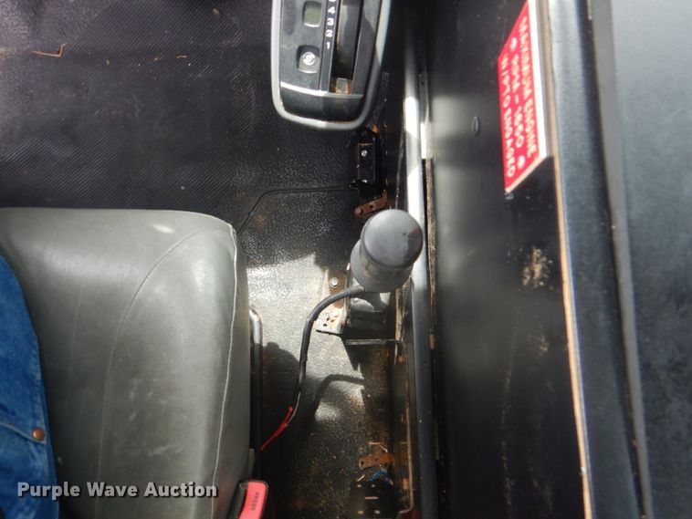 image for item FT9472 2004 International 7400 digger derrick truck