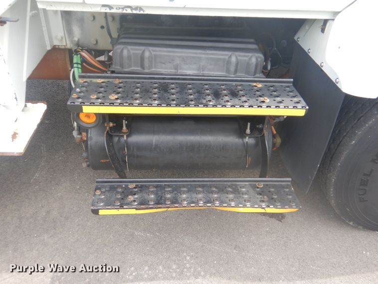 image for item FT9472 2004 International 7400 digger derrick truck