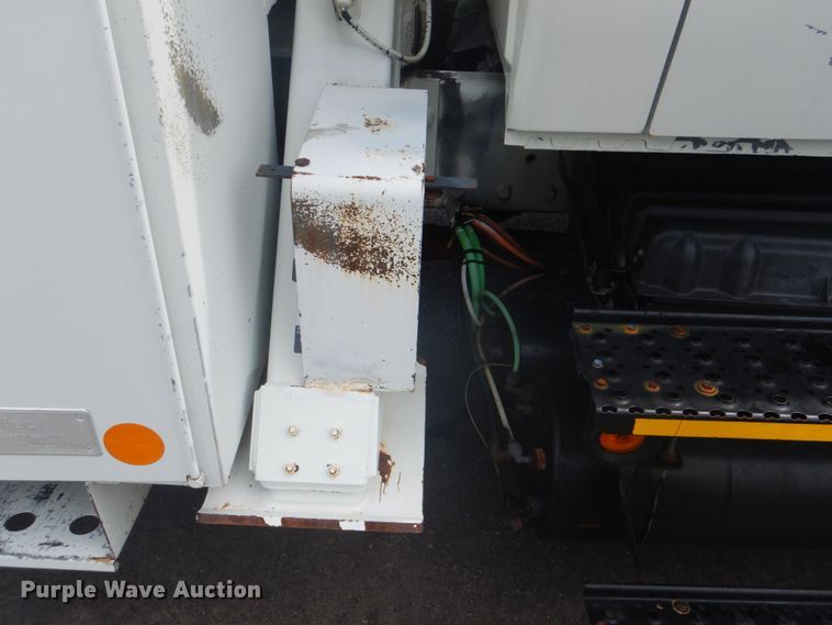 image for item FT9472 2004 International 7400 digger derrick truck