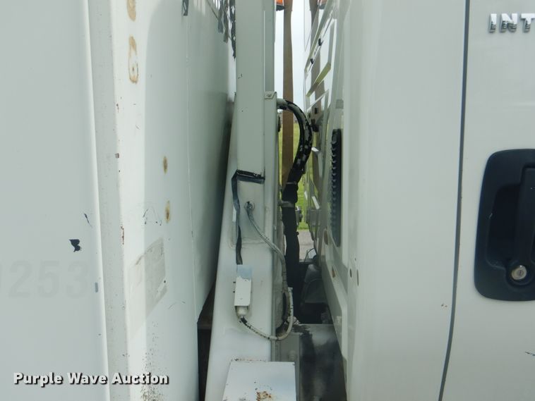 image for item FT9472 2004 International 7400 digger derrick truck