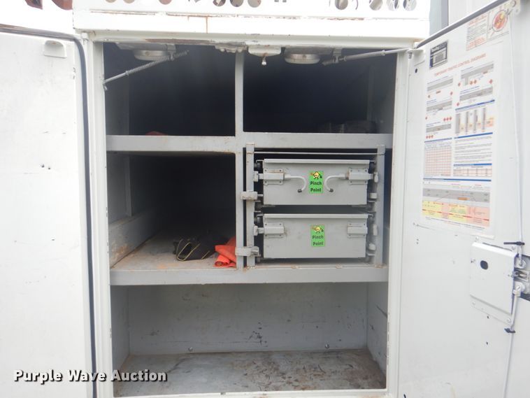 image for item FT9472 2004 International 7400 digger derrick truck