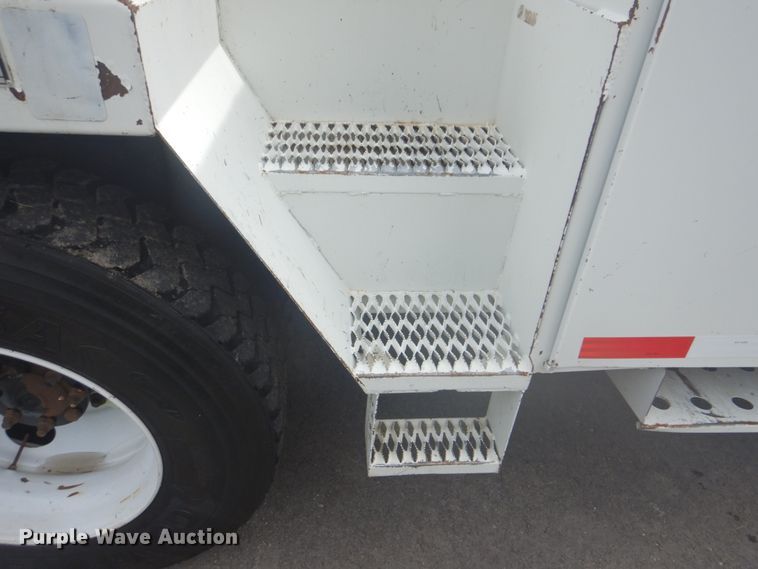 image for item FT9472 2004 International 7400 digger derrick truck